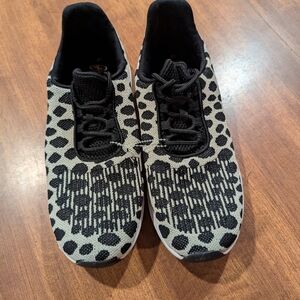 Comfort fit memory foam athletic shoes
